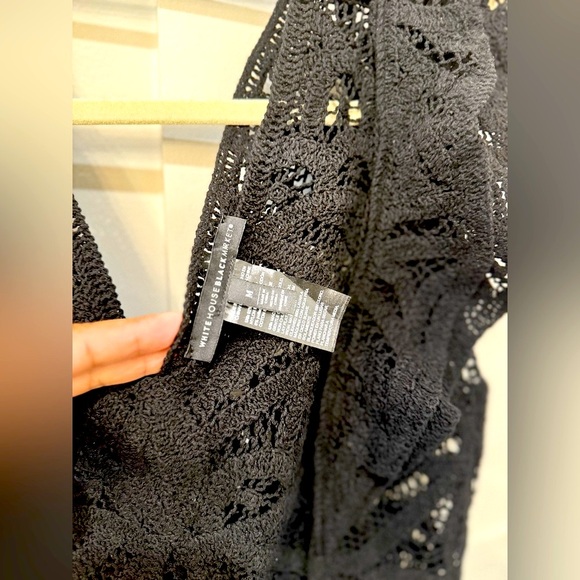 🫶🏽Price reduction🫶🏽 White House Black Market crocheted Black Top, Size MED - Picture 4 of 5